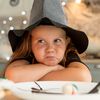 Copiii la restaurant: îi lăsăm să facă ce vor sau îi învățăm regulile de bun-simț? Dezbaterea pornită de un local din California