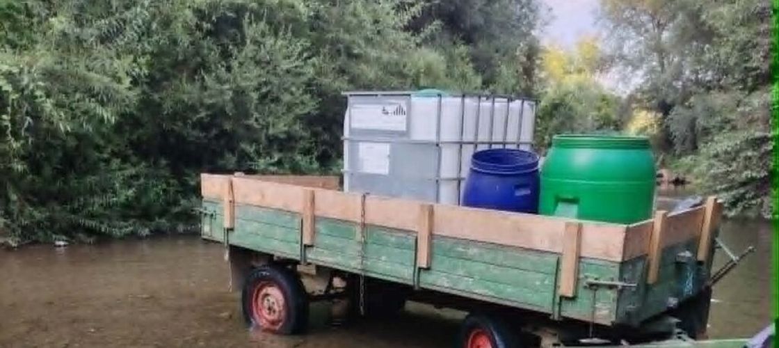 FOTO | „Situația este gravă!”. Seceta transformă râul Caraș într-un pârâu. Satele au rămas fără apă, iar fermierii cară mii de litri pentru animale. Pe Clisura Dunării, situația este diferită
