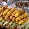 Secretul celui mai bun porumb copt la grătar. Trucul simplu care păstrează boabele dulci și suculente și le dă aroma perfectă de fum