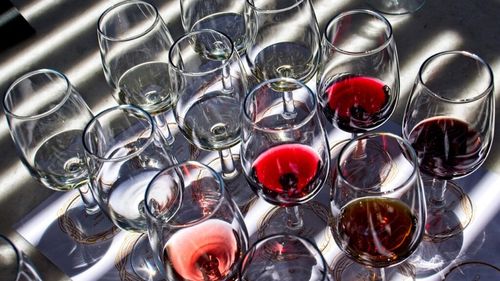 Producătorii de vin din Italia au o nouă problemă: produc din ce în ce mai mult dar mult vin riscă să rămână nevândut, pe fondul scăderii consumului