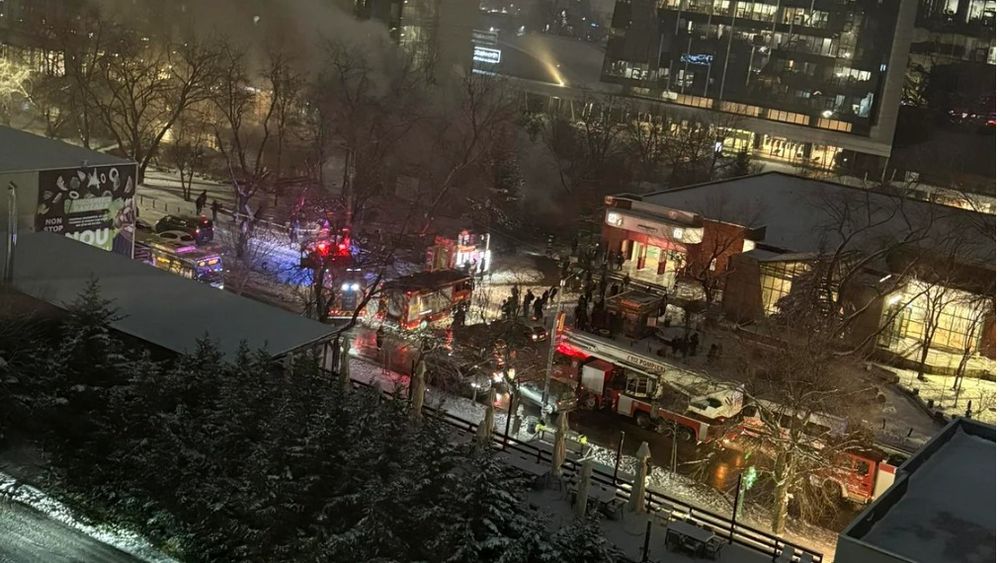 VIDEO | Patiserie cuprinsă de flăcări lângă stația de metrou Pipera / Pompierii spun că exstă riscul ca incendiul să se extindă la clădirile din jur