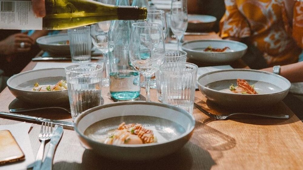 Metoda „simpa”/„mănâncă și fugi”, aplicată într-un restaurant din Ibiza: Șase clienți au fost arestați din cauză că au refuzat să plătească o cină de peste 12.000 de euro