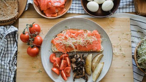 Ce ar fi bine să mănânci dacă ai deficit de vitamina D? Include în dietă pește gras, gălbenuș de ou sau brânză dacă ai această carență