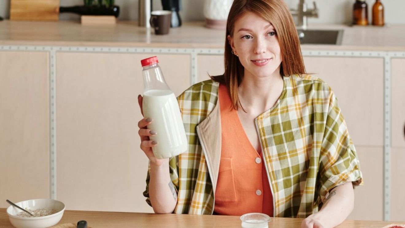 Interacțiuni periculoase: combinațiile aliment–medicament pe care trebuie să le eviți / Ce efecte pot avea lactatele și legumele verzi asupra tratamentului medicamentos