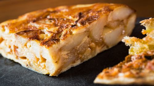 Tortilla de Patatas, omleta spaniolă cu cartofi care se mănâncă la orice oră / Rețeta simplă cu doar câteva ingrediente