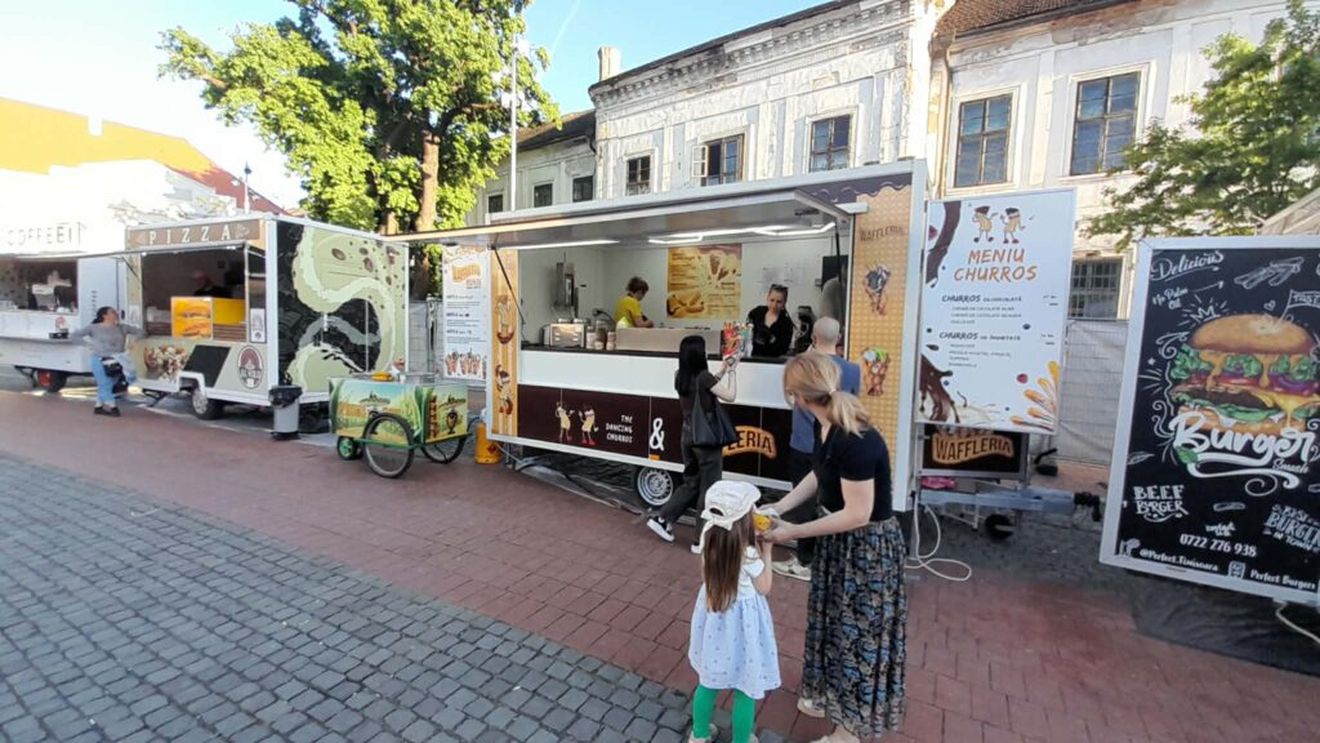VIDEO FOTO | Rulotele au „furat” show-ul la Food Truck Festival din Timișoara: bucătării pe roți, unde se prepară de la burgeri, pizza, pleșcavița, doner kebab, ciolan, până la hot dog, paste și deserturi precum papanași, colaci secuiești