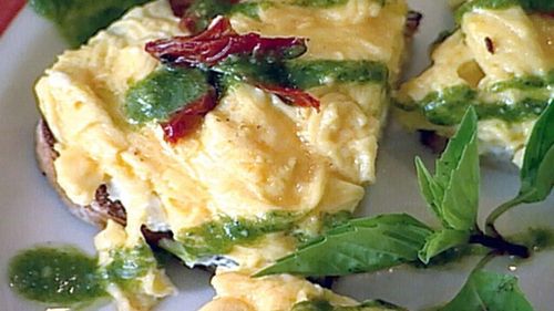 Bruschete cu ouă, brânză de capră și pesto, pentru micul dejun/Un deliciu care îți va face ziua mai bună