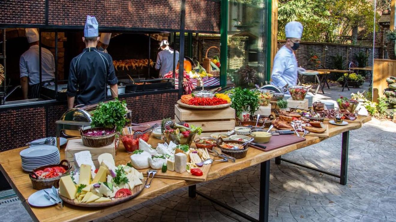 Brunch „Ziua Recoltei” și live barbeque, la un celebru restaurant din Otopeni / Din meniu fac parte brânzeturi și mezeluri românești, ciorbă de cocoș și plăcintă cu dovleac