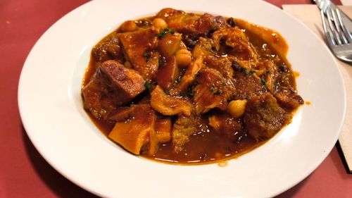 VIDEO | Tocănița care îi face pe spanioli să guste din ciorba românească de burtă / În Catalonia există o variantă de mâncare tradițională, preparată tot din burtă de vită / Este considerată o delicatesă