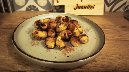 Gnocchi dulci cu zahăr și scorțișoară, foarte ușor de preparat în friteuză - un desert delicios și aromat care seamănă puțin cu găluștile cu prune