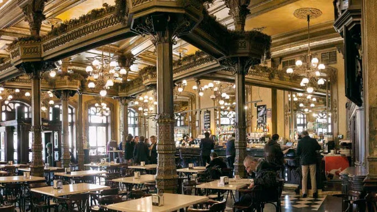 Cafenelele tradiționale și rolul lor cultural/ De ce astfel de locuri păstrează memoria istorică și farmecul orașelor