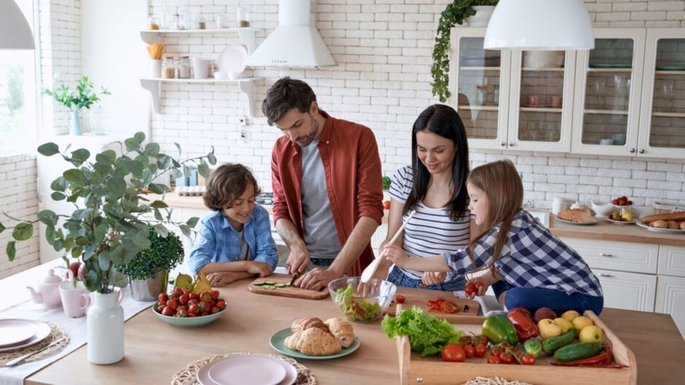 Impactul gătitului acasă vs. mâncarea din restaurant: Încercarea unor rețete noi împreună cu alte persoane poate menține o relație unită/Ce preferă studenții, în raport cu campania „Sunt student, ce mănânc?”