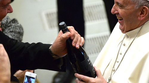 Într-un context istoric în care vinul tinde să fie demonizat, pentru Papa Francisc reprezenta un simbol de bucurie și convivialitate