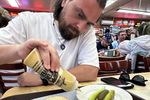 GALERIE FOTO/„Aceste localuri nu sunt doar restaurante. Sunt arhive vii ale orașului” / Călătorie culinară printr-o Americă „pe care credeam că o știm doar din filme”