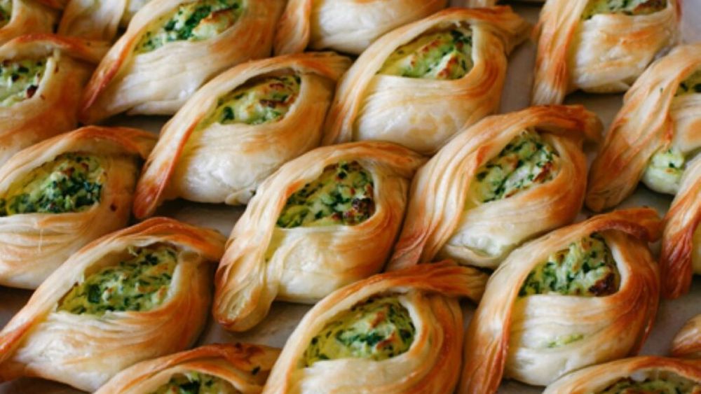 VIDEO / Bărcuțe de aluat umplute cu orice, sau celebrele pastizzi din Malta, gustarea tipică a acestei insule mediteraneene. Au o istorie de câteva secole și se vând la orice colț de stradă