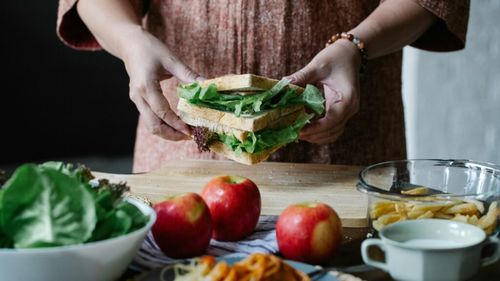 5 variante de sendviș, vegan sau ovo-lacto-vegetarian, perfecte pentru micul dejun sau pentru luat la pachet