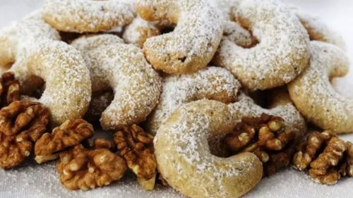 Prăjituri de Crăciun: Semilune din aluat fraged cu nucă/ Pentru masa de Crăciun, un cadou home made sau, de ce nu, o surpriză pentru Moș Crăciun