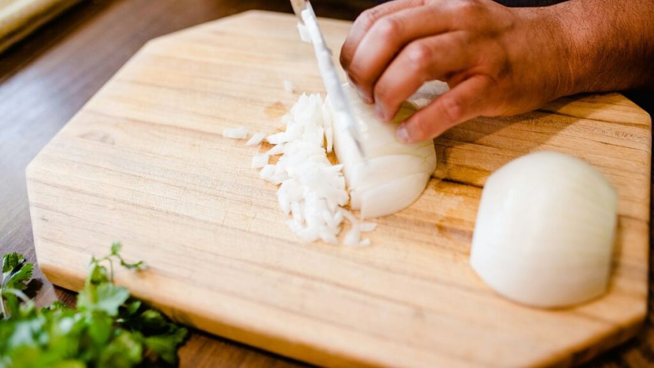 Trucuri care te-ar putea ajuta să nu plângi când tai ceapă, potrivit experților