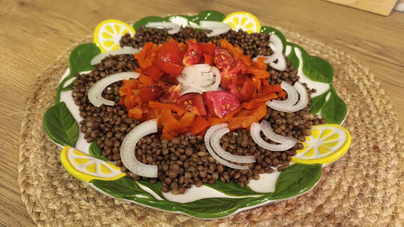 Salată ușoară cu linte. Delicioasă, nutritivă și plină de culoare se pregătește în 10 minute