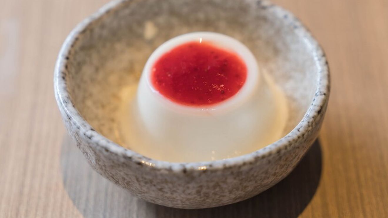 Ceva dulce. Budincă de lapte cu sos de căpșuni, în pur spirit Valentine. Un desert dietetic, fără unt și fără ouă, din tradiția siciliană