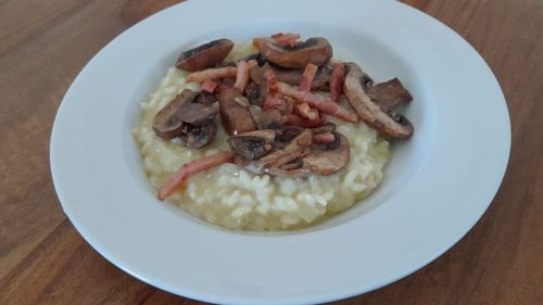 Rețetele Juanitei. Risotto cu ciuperci și bacon prăjit. Bun și ușor de facut, este un preparat ideal pentru weekend