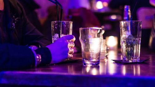 Măsuri împotriva „spiking-ului” - introducerea substanțelor în băuturi fără consimțământul consumatorului - în Marea Britanie: 10.000 de angajați din baruri și cluburi vor fi instruiți pentru a preveni acest fenomen