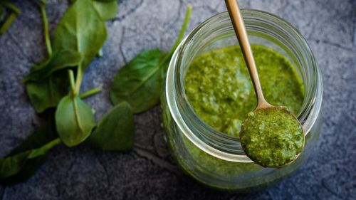 Ce sos merge întotdeauna peste orice și oricând? Pesto de busuioc. Cea mai rapidă rețetă de pesto alla ligure și cum îl poți folosi