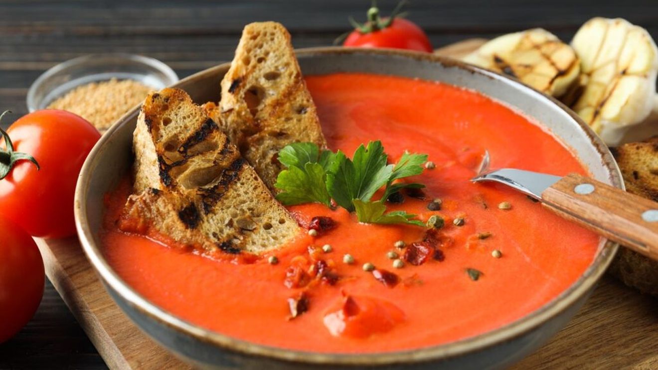 Pâinea veche nu se aruncă, se transformă / Tradițiile italiene redau viață preparatelor rustice / Papa al pomodoro, rețeta antirisipă pentru supă toscană de roșii cu pâine