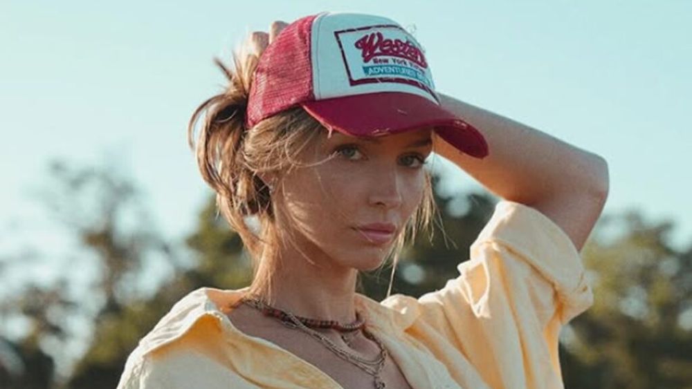 VIDEO | Face milioane pe OnlyFans, iar banii îi investește în ferma ei din Florida / Rachel Cook s-a autointitulat „cea mai sexy fermieră din lume” și vrea să îl invite pe Jeremy Clarkson la ferma ei ecologică