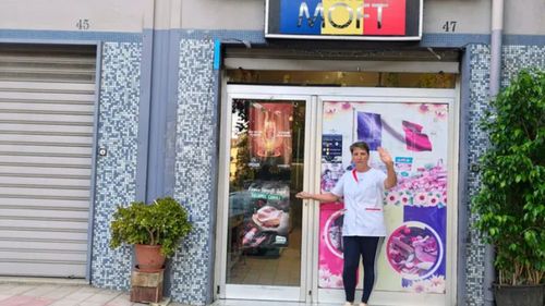 A plecat în Italia pentru trei luni și au trecut 23 de ani. „Îmi scriam pe brațe cuvintele ca să învăț italiana” / Povestea româncei care aduce produsele românești pe mesele italienilor