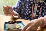 O pensionară a vrut să cumpere o prăjitură și a plătit 1.700 de euro / Ce a făcut din greșeală la terminalul de plată