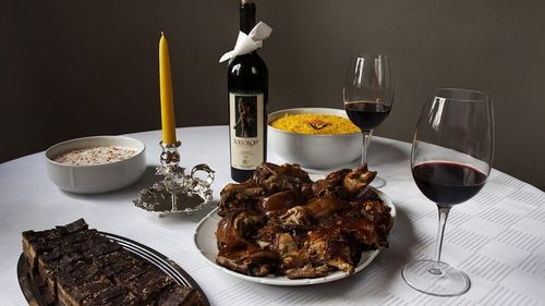 Ce se pune pe masa de Revelionul sârbesc. Tradiții, simboluri și gusturi balcanice / Cum se prepară „vasilica”, cozonacul ritualic specific Anului Nou sârbesc