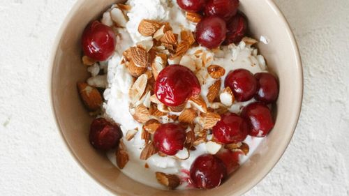 7 moduri delicioase de a adăuga brânza de vaci în meniul tău, pentru a-l face mai sățios și sănătos/ Nutriționiștii o recomandă în sosuri, piureuri, aluat de clătite sau smoothie-uri, pentru un aport suplimentar de proteine