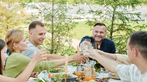 Vrei să ai o cină de vară perfectă și relaxată și să-ți uimești invitații?/Experții te sfătuiesc să respecți aceste opt tendințe, pentru a nu da greș