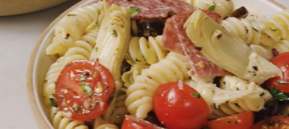 Rețeta de salată de paste pe care o vei face toată vara / Este sățioasă, fresh și foarte ușor de pregătit