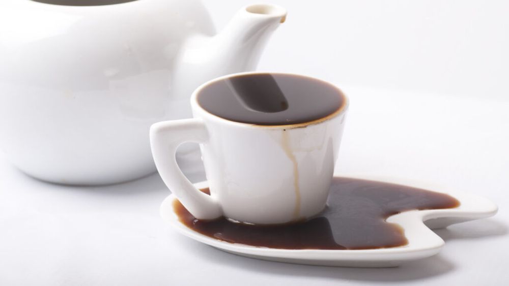 Ce să faci cu cafeaua rămasă / E păcat să o irosești, aruncând-o pur și simplu la chiuvetă / De la macerat carnea la udat plantele, iată câteva idei ingenioase de a o folosi