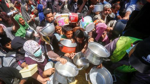 Camioanele cu hrană pentru bebeluşi pot intra în Fâşia Gaza, anunță Israelul/ ONU: Două milioane de oameni suferă de foame în Gaza, în timp ce tone de alimente sunt blocate la graniţă