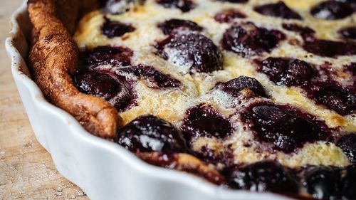 Ceva dulce| Clafoutis cu fructe – un desert clasic franțuzesc renumit pentru textura sa cremoasă și gustul delicat / Tradițional, clafoutis este preparat cu cireșe, însă rețeta poate fi adaptată cu orice fructe de sezon