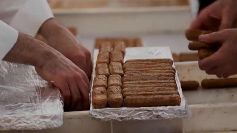 VIDEO | Cel mai lung tiramisu din lume! 100 de chefi italieni au gătit un desert care a măsurat 440 de metri / Recordul mondial a fost doborât la Londra