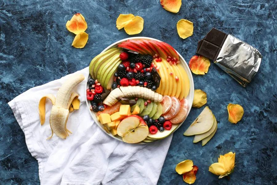 stres-alimentatie-alimente-antistres-somn-anxietate-avocado-legume-fructe-fasole-linte-proteine-slabe-omega-3-nuci-seminte-probiotice-cereale-integrale-stridii-ceai-de-musetel-turmeric-ghimbir-magneziu-serotonina-microbiom-intestinal-nutritie-g4food