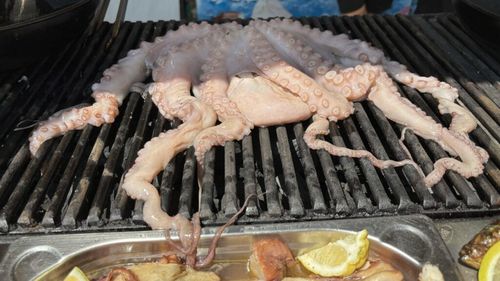 Premieră gastronomică la Târgul de la Polovragi: caracatiță pe grătar/„Ne-am asumat riscul de a oferi fructe de mare în patria tocanului de oaie” - Ana-Maria Buică