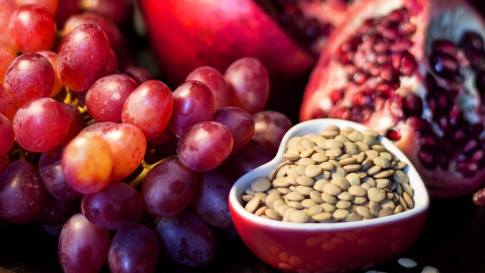 Dacă mănânci linte îți merge bine? Sau mai bine struguri, că sunt de sezon? Alimente despre care se crede că aduc noroc sau țin departe spiritele rele