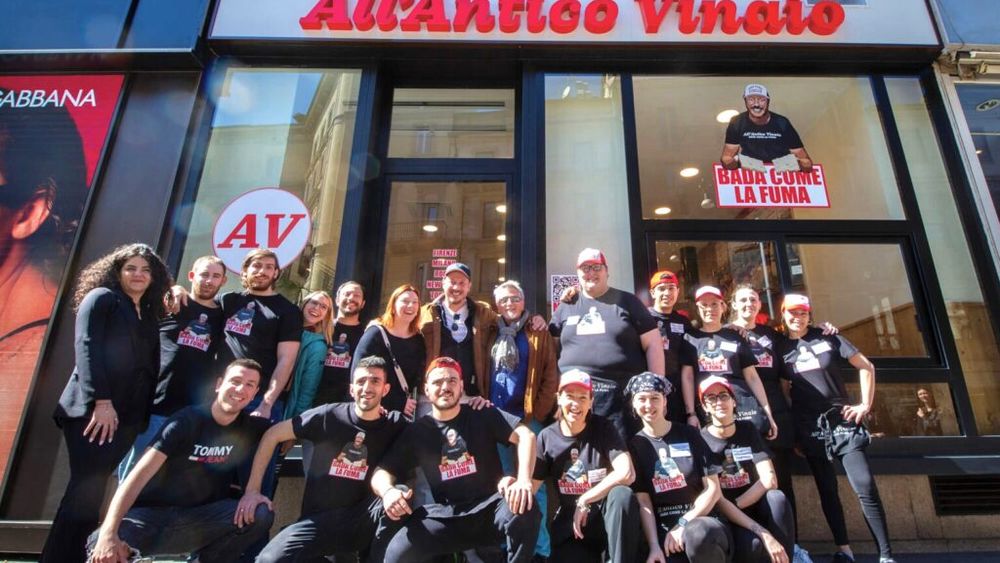 Proprietarul și managerul lanțului de localuri All’Antico Vinaio, cu locații în Italia, SUA și Emirate, își răsplătește de Crăciun angajații cu dividende în valoare de 1 milion de euro, vacanțe de lux în Maldive și zile libere