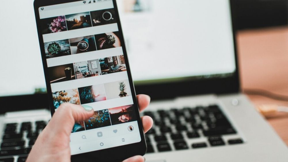 Cum îți poate influența consumul de social media obiceiurile alimentare, potrivit experților