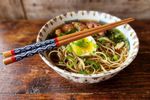 Ramen pentru leneși, rețeta rapidă și delicioasă, de post sau de dulce/ Când ai nevoie de ceva cald și reconfortant, dar nu vrei să stai în bucătărie jumătate de zi