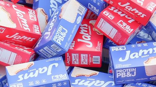 Lansare/Jams: noul sandviș cu unt de arahide și jeleu care revoluționează piața gustărilor sănătoase din SUA/  Alex Morgan, fosta legendă a echipei naționale americane de fotbal feminin, printre susținători/Un pachet cu 4 sandvișuri Jams costă 5,87 $