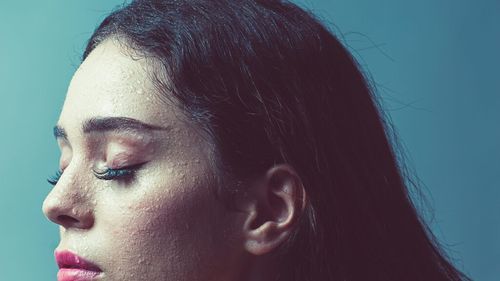 Poate alimentația să influențeze felul în care îmbătrânește pielea? Ce spun cercetările despre vitamine, proteine și omega-3