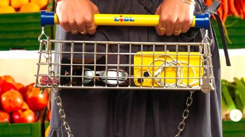 Trolley Bag, o gentă de damă inspirată de căruciorul de cumpărături de la Lidl, prezentată la London Fashion Week