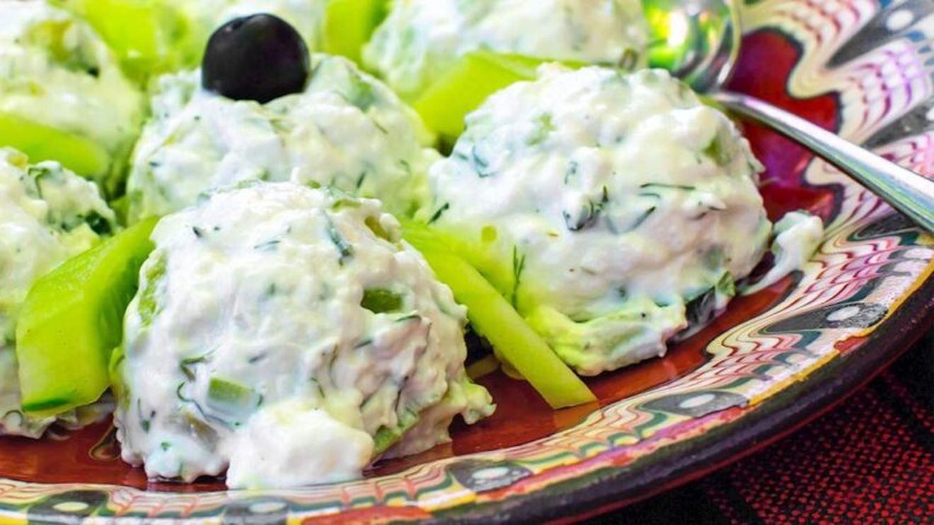 Populara salată bulgărească Snejanka, tzatziki grecesc și salata horiatiki, pe primele trei locuri ale ghidul culinar global TasteAtlas