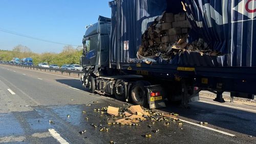 FOTO | 20 de tone de prosecco, împrăștiate pe o autostradă din Marea Britanie: „Nu e chiar pauza de gustare pe marginea drumului pe care şi-o poate dori cineva”